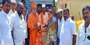 K'taka Lingayat seer goes door to door-to-collect funds for school building