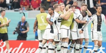 Germany strike late to draw with Spain, keep qualifying hopes alive