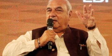 Hooda meets medical students, supports their demand of fee rollback