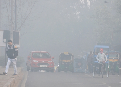 Cold wave grips Delhi, fog affects visibility slows traffic
