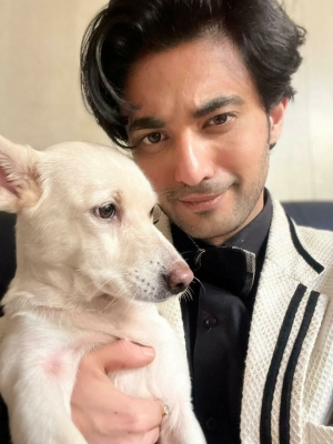 Krishna Kaul joins his co-actors in bringing pet dog to the sets