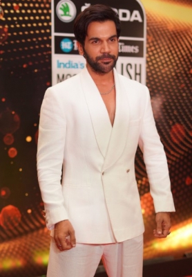 Slain lawyer Shahid Azmi's mother gifted pen to Rajkummar Rao during 'Shahid' Slain lawyer Shahid Azmi's mother gifted pen to Rajkummar Rao during 'Shahid'