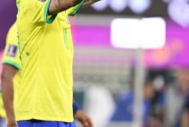 Neymar pays tribute to ailing Pele