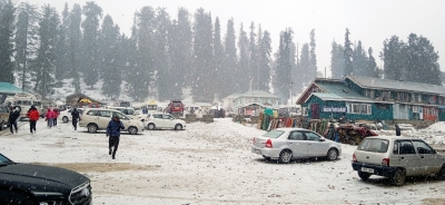 Fresh snowfall ends month-long dry spell bringing cheer to tourists, locals in Kashmir