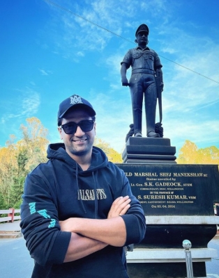 Vicky Kaushal gets a picture clicked with Sam Manekshaw's statue Vicky Kaushal gets a picture clicked with Sam Manekshaw's statue