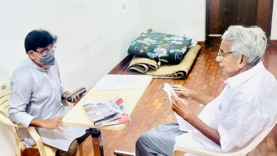 Veteran Oommen Chandy back to 'business', sees a stream of visitors