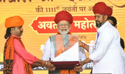 Modi strikes chord with Gurjjars at 1111th 'Avataran Mahotsav' in poll-bound Raj (Ld) Modi strikes chord with Gurjjars at 1111th 'Avataran Mahotsav' in poll-bound Raj (Ld)