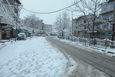 Heavy snowfall cuts off Kashmir from rest of country Heavy snowfall cuts off Kashmir from rest of country