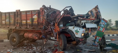 10 pilgrims bound for Shirdi killed in accident, President, PM grieve (2nd Ld)