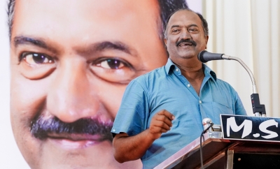 Congress legislators protest in Kerala assembly against fuel cess