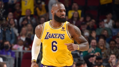 LeBron James breaks NBA's all-time scoring record