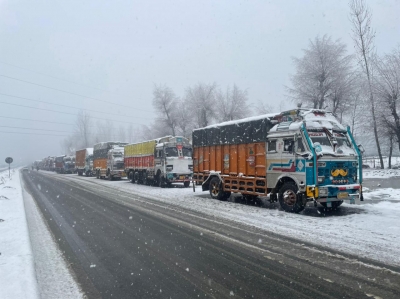 Scores of vehicles stranded on Jammu-Srinagar highway