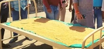 When the MLA reached the hospital, the employees were drying wheat on the bed