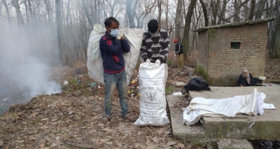 'Gold diggers' of Kashmir's Sadiwara have plastic in their hands