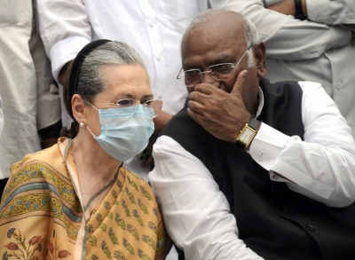 Sonia, Rahul participate in protest near Gandhi statue in Parliament premises
