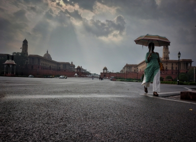 Delhi wakes up to light rain, slight drop in temperature Delhi wakes up to light rain, slight drop in temperature