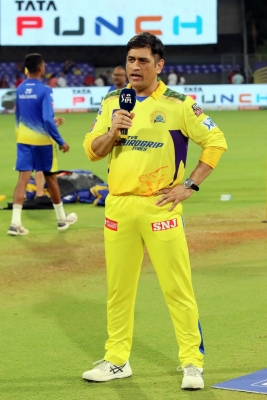 To come back after two years and win the IPL like Dhoni did is amazing: Gavaskar