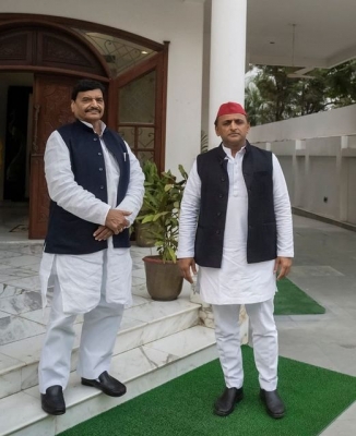 Akhilesh-Shivpal to campaign together for municipal polls Akhilesh-Shivpal to campaign together for municipal polls
