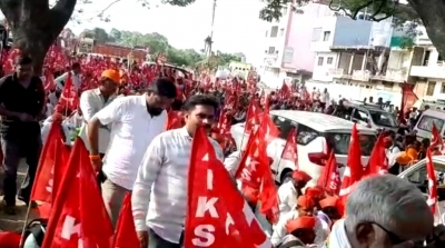 Defying police notice and heat, Maha farmers start 52-km 'long march' in Ahmednagar