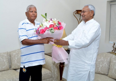 Nitish Kumar reaches Delhi to meet opposition leaders, starts with Lalu Prasad (Lead-1)