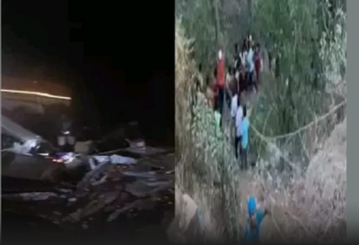 12 passengers killed as bus overturns on Mumbai-Pune highway (Lead)