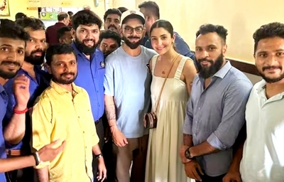 Anushka, Virat pose for a picture with Bengaluru restaurant staff