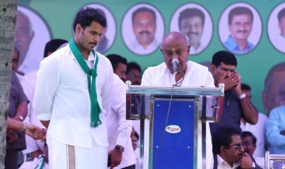 Nikhil Kumaraswamy prepares to open his innings from 'safe' Ramanagara