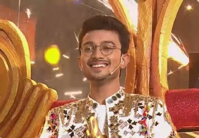 Ayodhya's Rishi Singh picks up 'Indian Idol 13' trophy and Rs 25 lakh cheque
