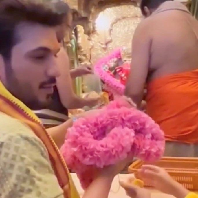 Arjun Bijlani seeks Bappa's blessings for 'Pyaar Ka Pehla Adhyay...'