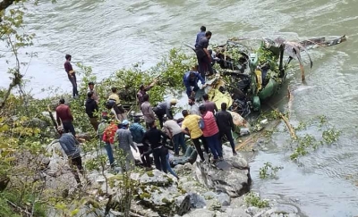 Army chopper makes emergency landing in Jammu and Kashmir, crew member killed (Lead)