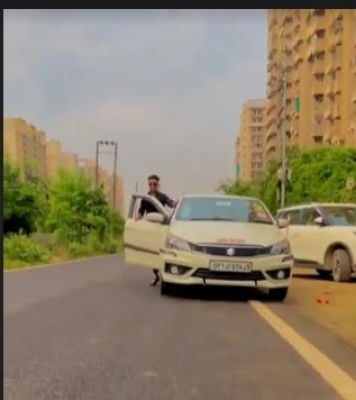 Car moving without a driver, the Government of India is written on the car, video surfaced of risking life to make a reel
