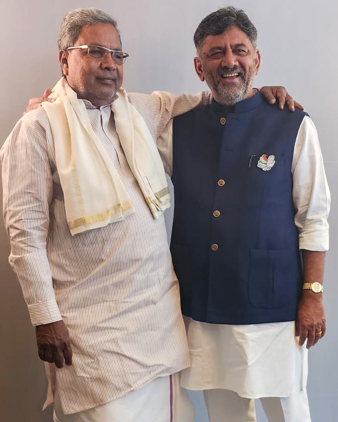 Siddaramaiah, Shivakumar arrive together in Bengaluru, warm welcome
