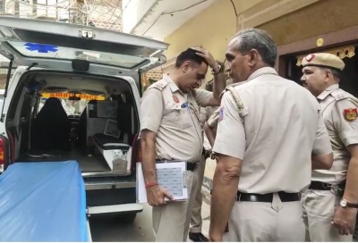 Delhi: Man kills wife, daughter before committing suicide; son survives (Ld)