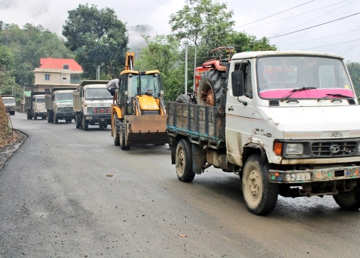 Army, Assam Rifles providing security to cargo trucks going to Manipur