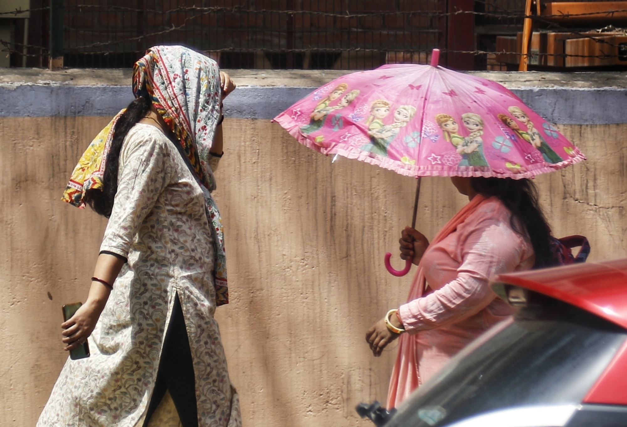 Hot Saturday in Delhi at 39 degrees C; rain likely on Sunday