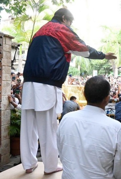 Big B reveals why he greets fans bare feet: 'My well wishers are my temple'