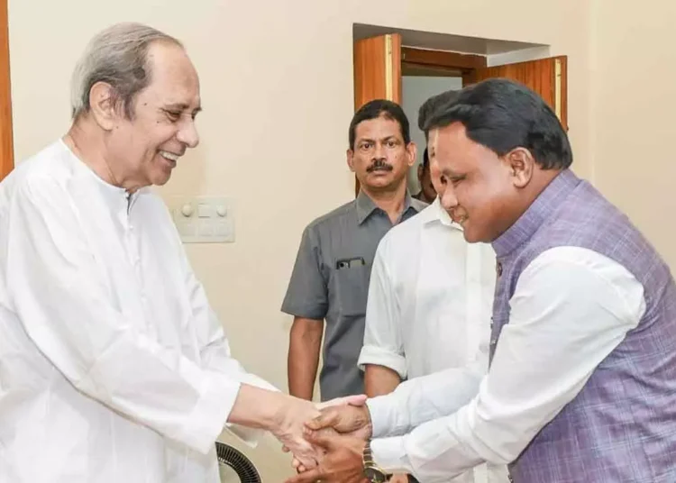 Odisha Chief Minister Majhi checks on Naveen Patnaik's health