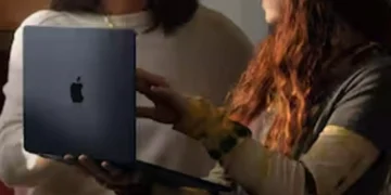 Apple's First OLED MacBook Pro with Touchscreen May Debut in 2026