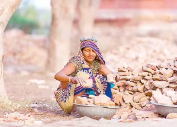Delhi Sees Growth in Female Workforce, Yet Pay Gap Persists