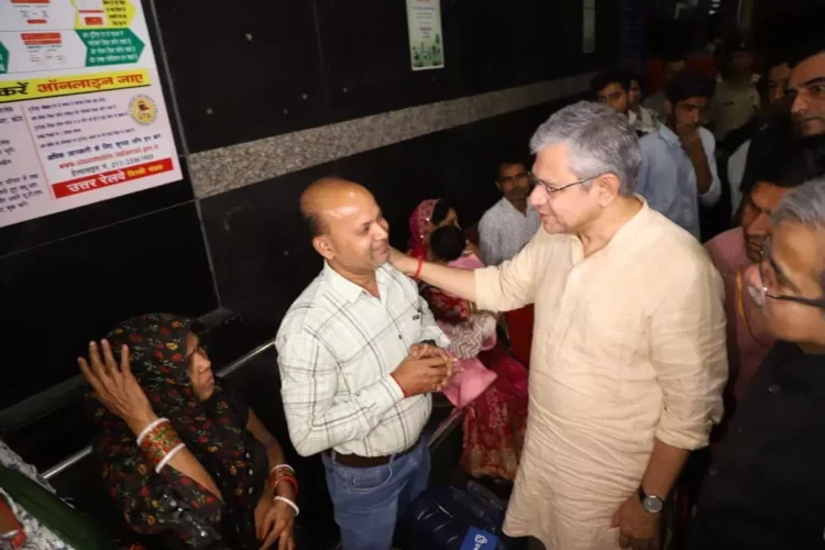 Union Minister Ashwini Vaishnaw Assesses Crowd Management at New Delhi Station