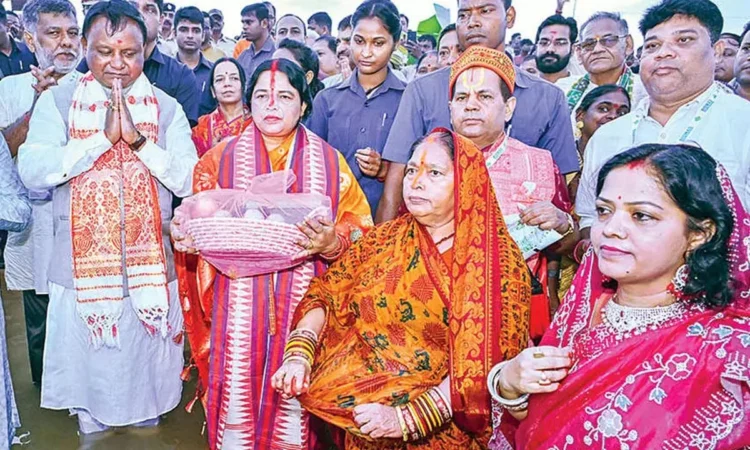 Odisha Chief Minister Celebrates Chhath Puja with Devotees Odisha Chief Minister Celebrates Chhath Puja with Devotees