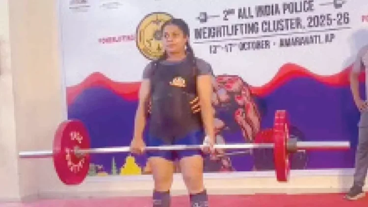 Pregnant Delhi Police Constable Wins Bronze in Weightlifting Competition Pregnant Delhi Police Constable Wins Bronze in Weightlifting Competition