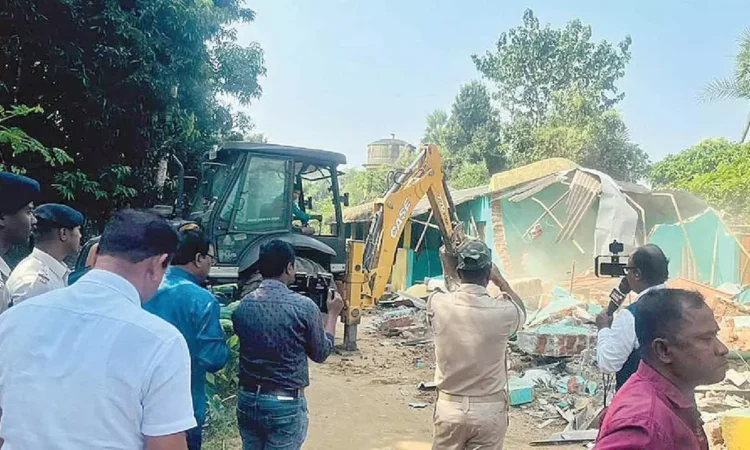 Authorities demolish illegal shelter for suspected Bangladeshis Authorities demolish illegal shelter for suspected Bangladeshis