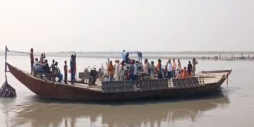 Bihar voters river crossing