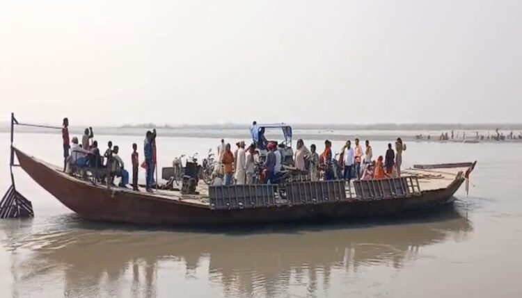 Bihar voters river crossing