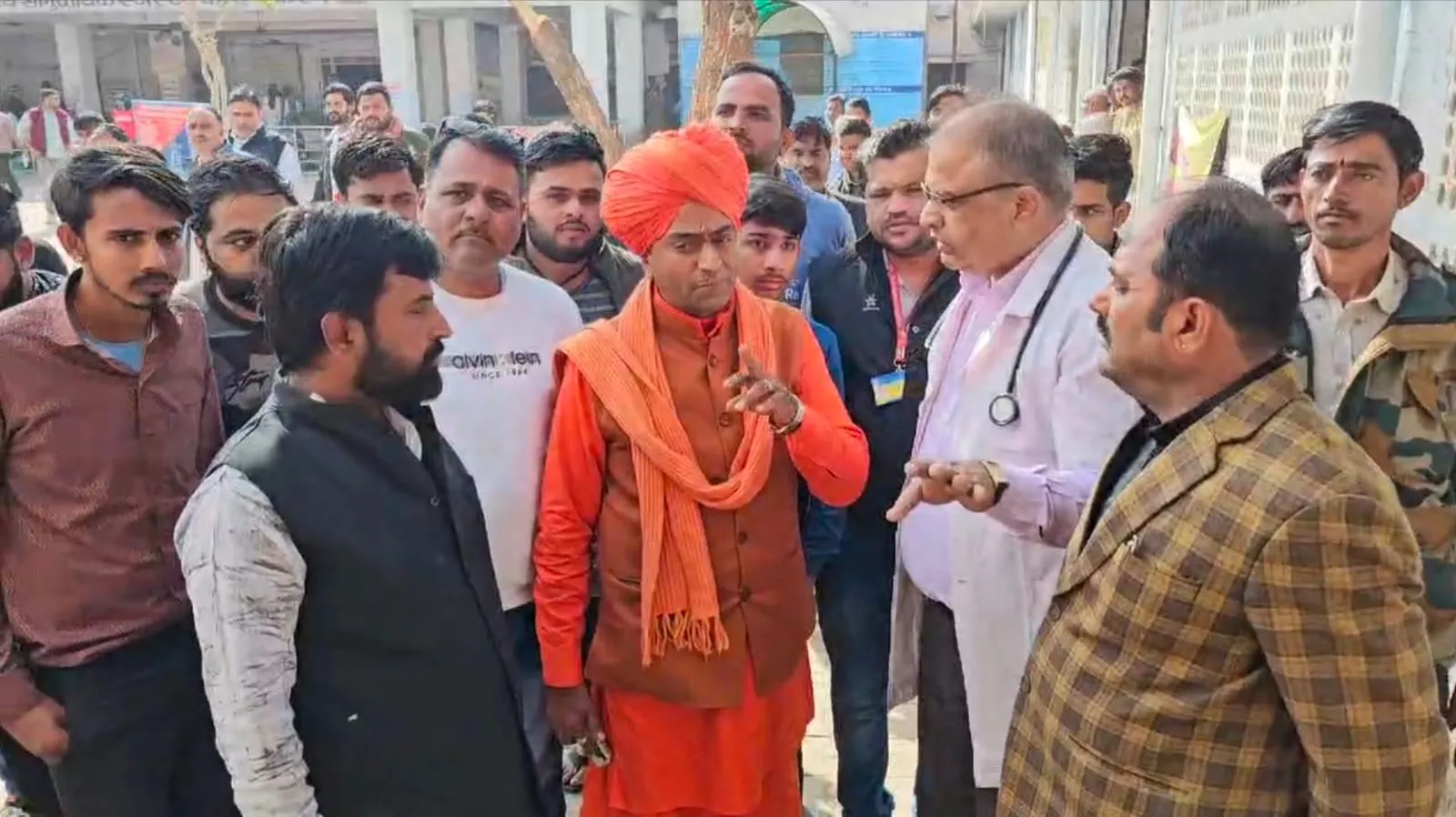Pokaran MLA Mahant Pratappuri inspected Pokaran Hospital and expressed displeasure over the irregularities Pokaran MLA Mahant Pratappuri inspected Pokaran Hospital and expressed displeasure over the irregularities